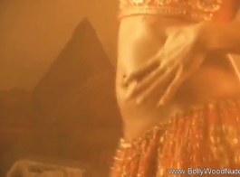 فتاة هندية مثيرة تستعرض منحنياتها الطبيعية في فيديو مغري