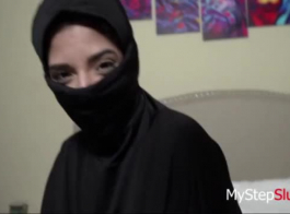 إباحية جديدة: ابنة أمريكية لاتينية في الحجاب تمارس الجنس مع غابرييلا لوبيز