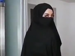 فتاة الحجاب الساخنة تستعرض جسدها وتثير الشهوة