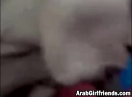 الحبيبة العربية الشقية تخضع للتحرش بأصابع زوجها خلال مص قضيبه
