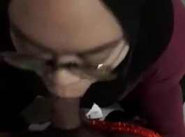 جلباب مسلمة في مشهد إباحي بنظارة كاملة