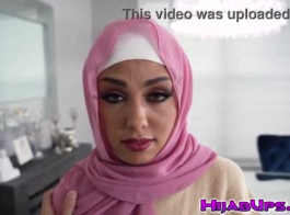 إغراء في الحجاب: بيانكا تمتص الديك الضخم لـ نيكي ريبل
