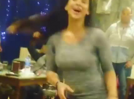 جمال عربي يرقص برفقة صديقاتها في الكافيه