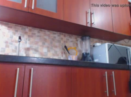 المرأة العربية الجميلة تستمتع بالعابها في المطبخ - فيديو إباحي ساخن