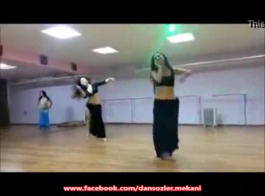 رقصة عربية ساخنة وجريئة: الفتاة العربية الساحرة تتحرك بأنوثة لتجذب أنظار الجميع