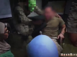 تجسس جندي عربي على شابة محجبة ترتدي الزي العسكري وتقذف في الكاميرا الخفية!