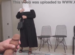 فيديو إباحي جديد: امرأة مسلمة في غرفة انتظار المستشفى تفاجأ بظهور قضيب مفاجئ!