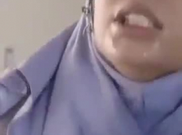 مسلمة ساخنة تقدم مؤخرتها في فيديو إباحي
