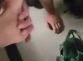 سيدة عربية تضرب خادمها في المترو وتشتمه بأقبح الكلمات في فيديو إباحي جديد