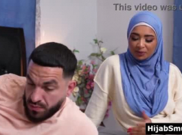 المرأة المسلمة ترشو زوجها بالمص العربي الدافئ: تجربة إباحية جديدة في الحجاب والجلباب