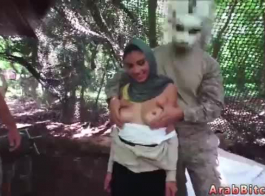 جندي عربي يسخّر قوته الجنسية مع فتاة صغيرة ومحجبة في فيديو إباحي واقعي