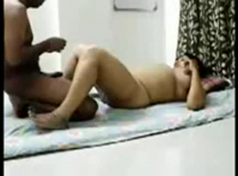 تحريك القلوب والأجساد: مسلمة بنغلاديشية ساخنة تصور فيديو إباحي منزلي