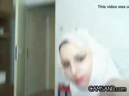 إغراء عربية بالحجاب على الكاميرا الويب الشخصية