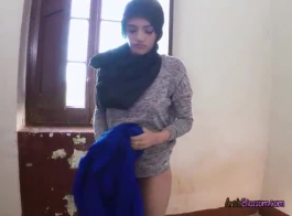 الفتاة العربية الشابة بينيلوب كام تسمح لمعلمها بمضاجعتها: صور مثيرة وجنس شرس ومص لأعضاء كبيرة!