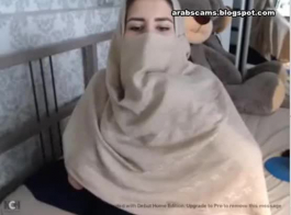 نزيل الحجاب ونفتح العيون: امرأة مسلمة شريرة تمارس العادة السرية أمام كاميرا الويب